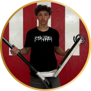 Photo de Florian Marion portant une trottinette freestyle deck pandora brut et guidon noir. T-shirt noir LTS Area