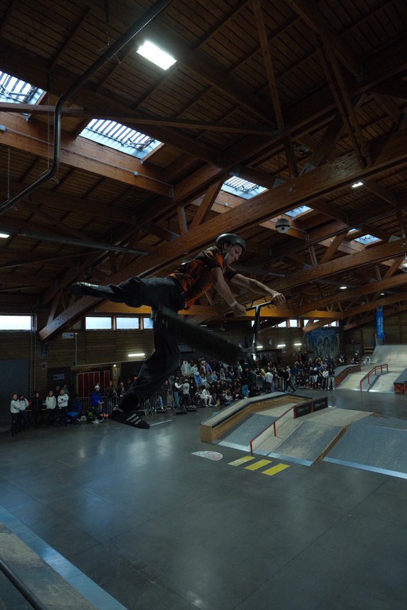 Rider en trottinette freestyle au skatepark